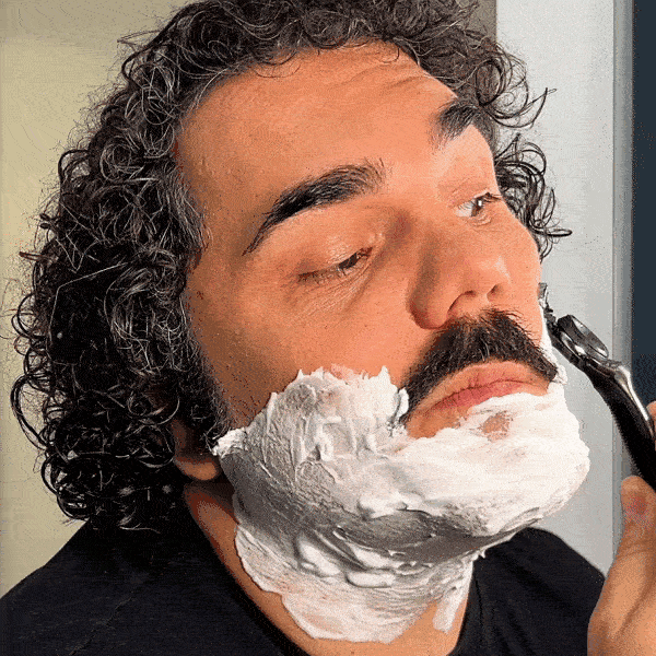 Immagine animata di uomo che si rade, anniusce e mostra il comfort della rasatura.