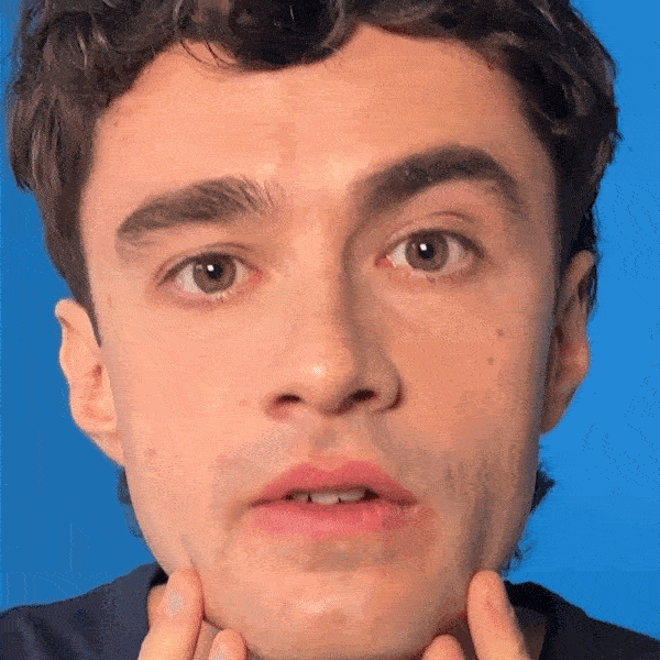 Immagine animata di uomo che si rade, anniusce e mostra il comfort della rasatura.